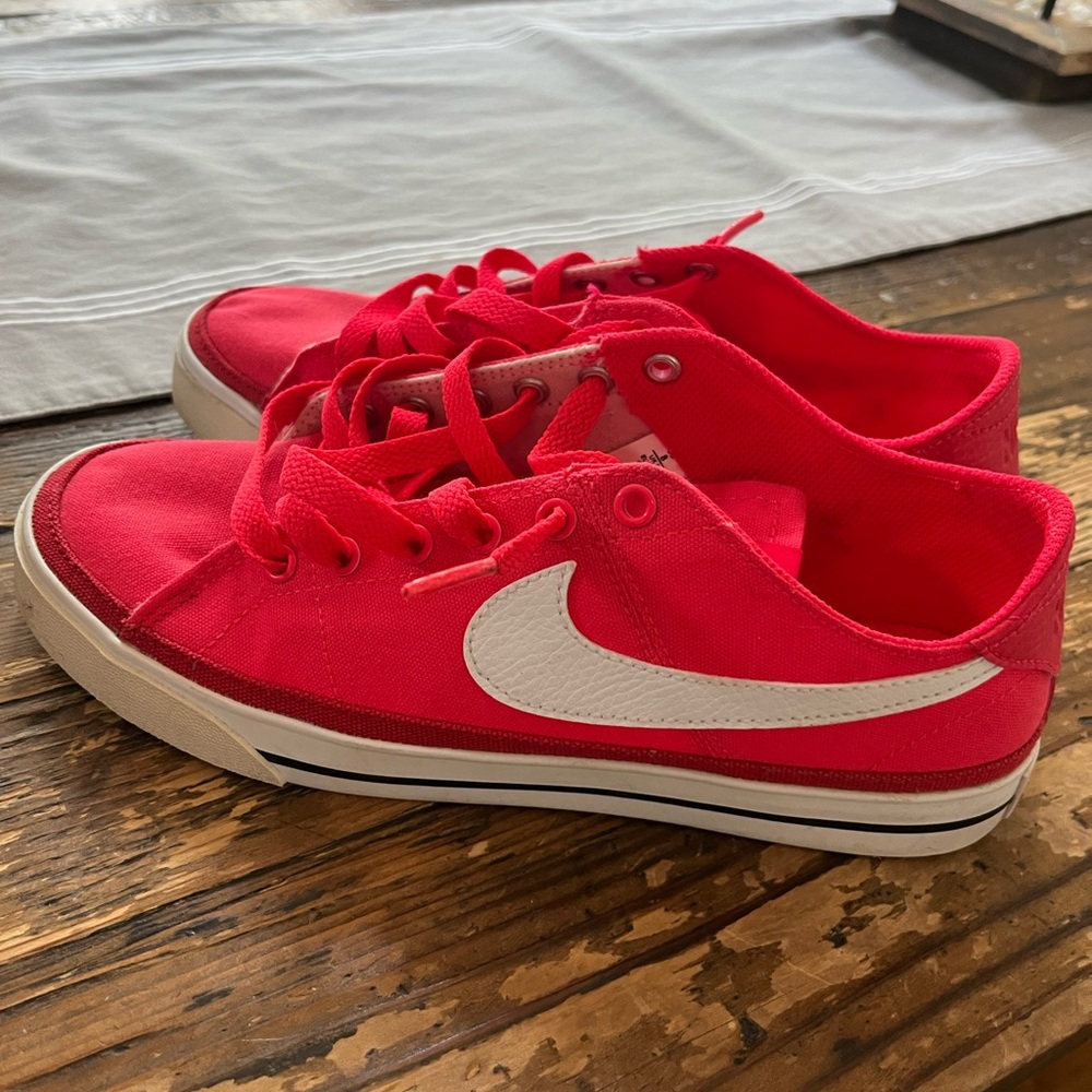 Nike low canvas sneakers. Red Size 8. Worn once.